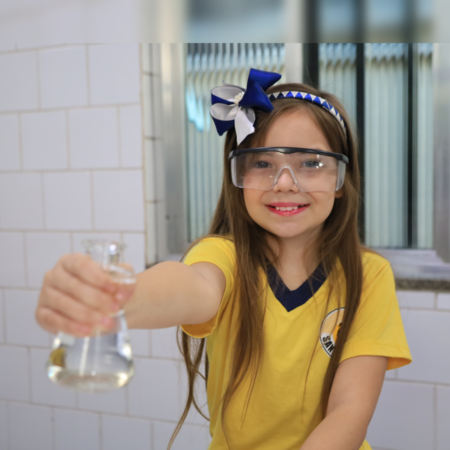 Aluna em experimento de ciências